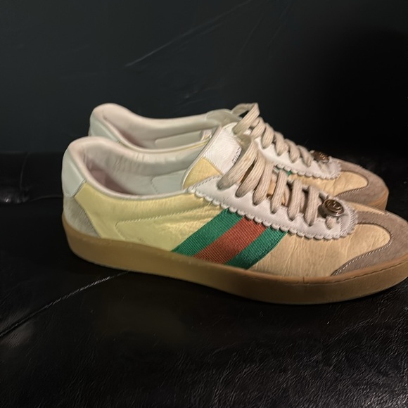 Gucci women’s Sneakers in Cream and Green with Red Stripe - Picture 2 of 8